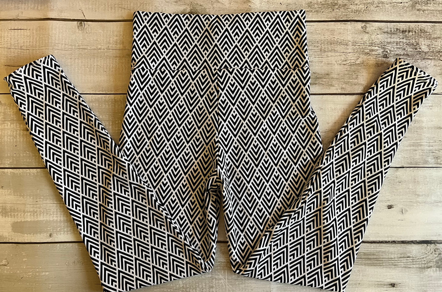 Mono Aztec Leggings